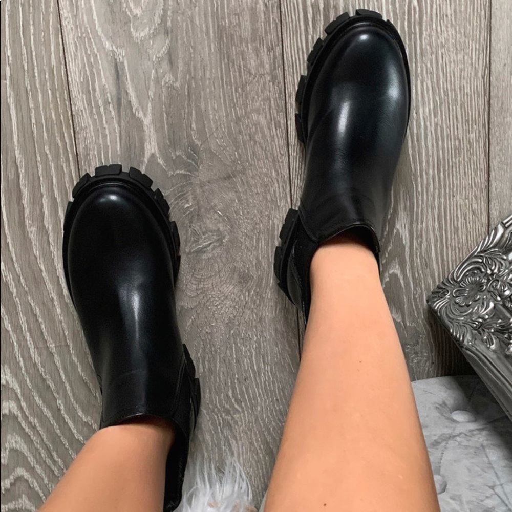 BRAND NEW SUPER CUTE LUG CHUNKY BOOTS!